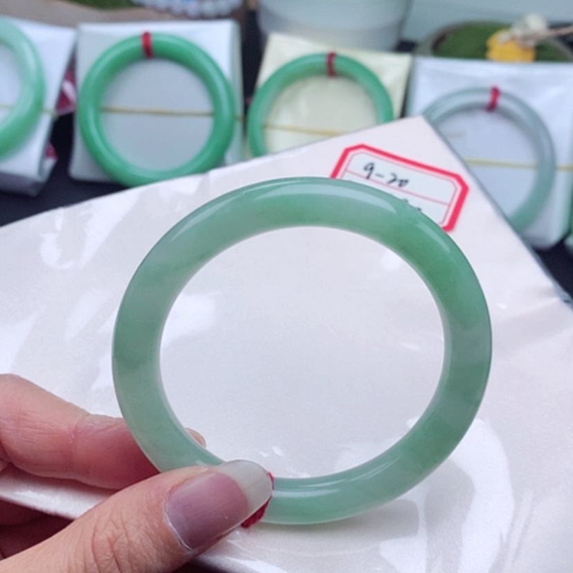 【闪购商品】翡翠手镯未镶嵌           圆条54