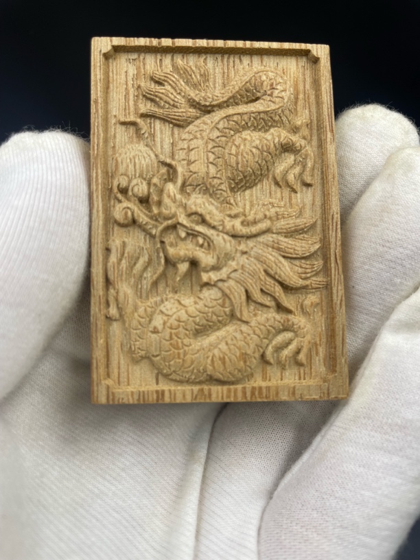 加里万丹纯手工雕刻苍龙。龙牌子挂件