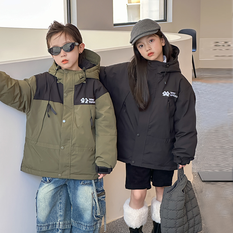 儿童秋冬新款防寒服加绒羽服男童女童刺绣黑金冲锋衣工装夹克外套