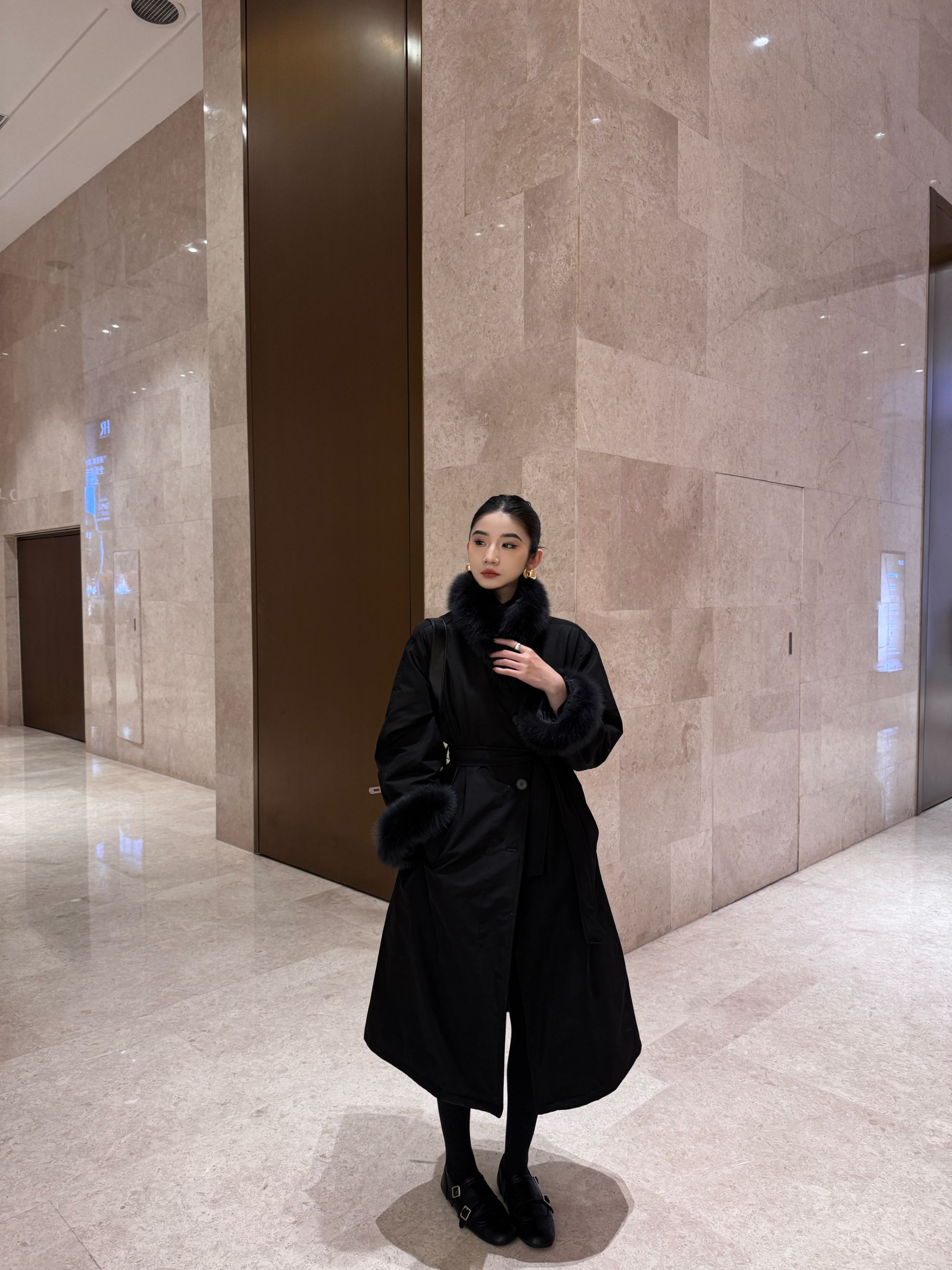 【XUE-XUE】2025真狐狸毛风衣款鹅绒服 高端气质过年战袍