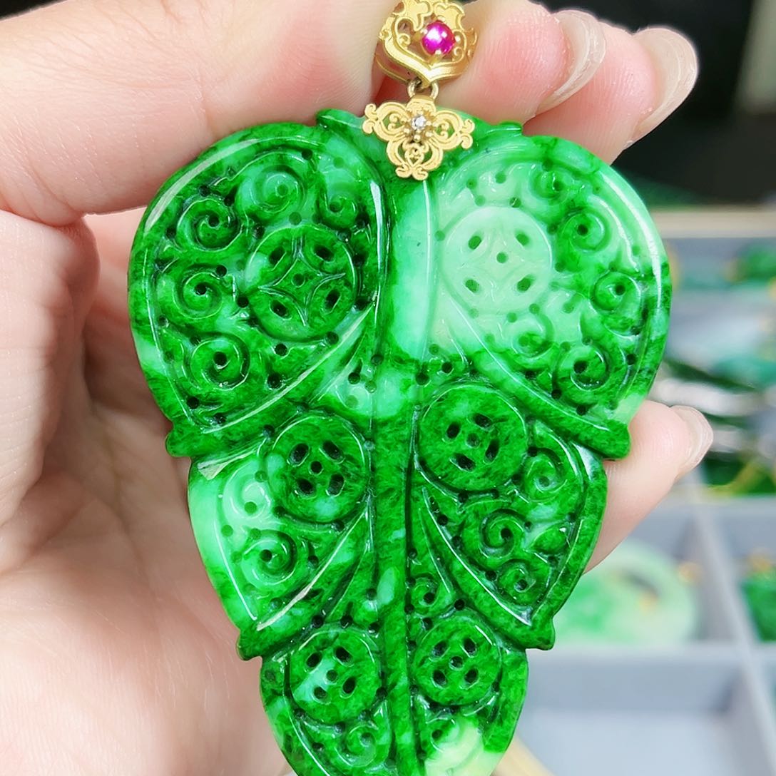 翡翠颈饰18K金镶嵌吊坠