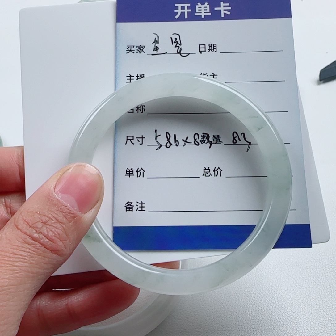 石英质玉手镯未镶嵌星****?