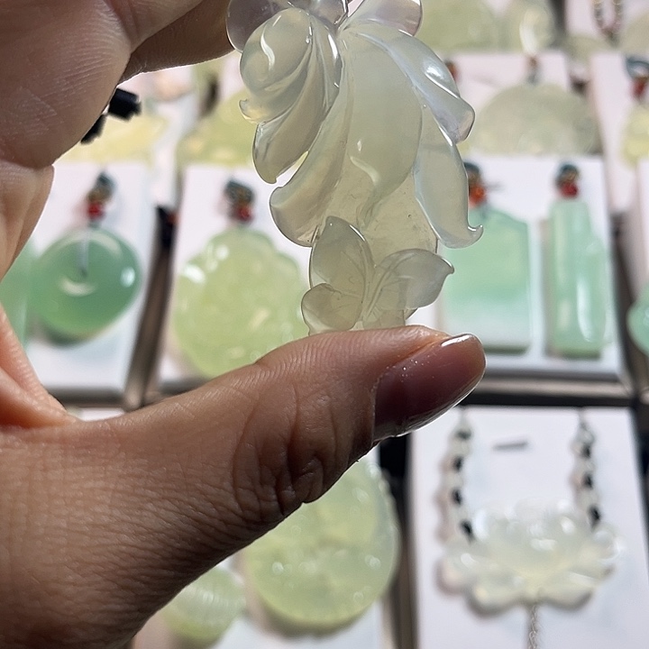 蛇纹石玉未镶嵌颈饰