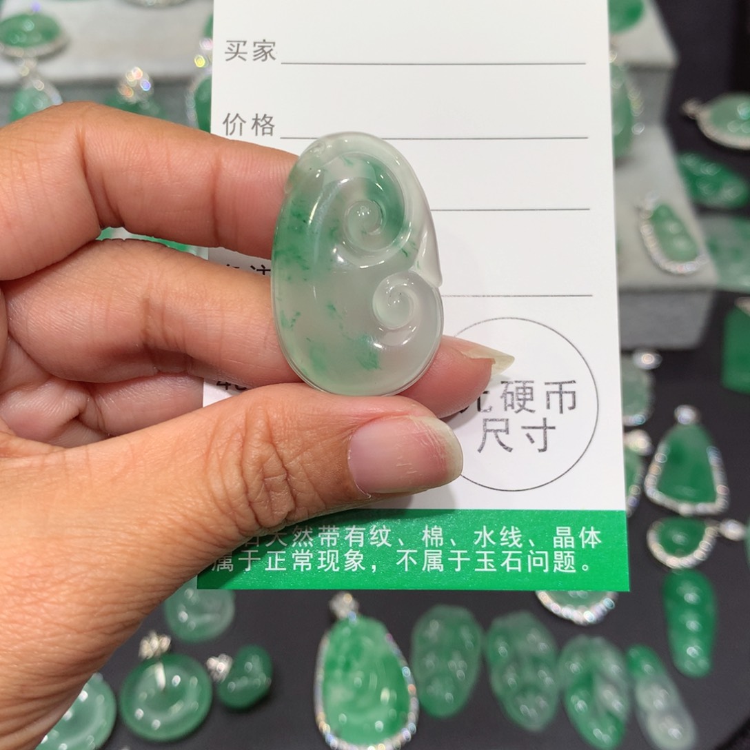 颈饰未镶嵌石英质玉（非洲翠）