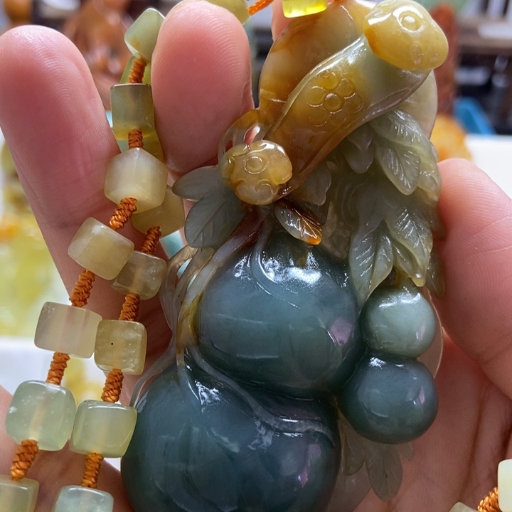 柯***海蛇纹石玉未镶嵌颈饰