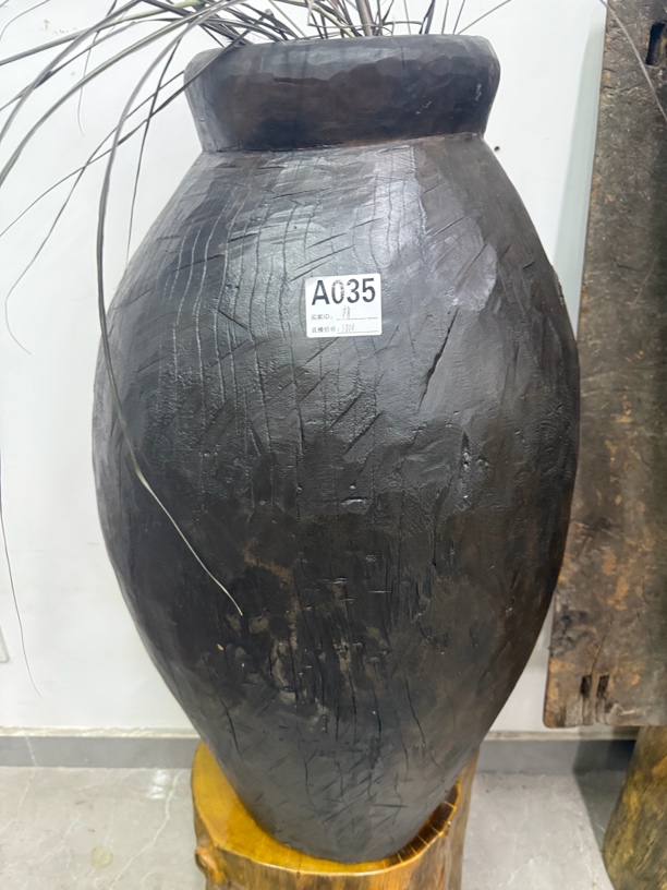 民间使用风化刀劈木酒缸