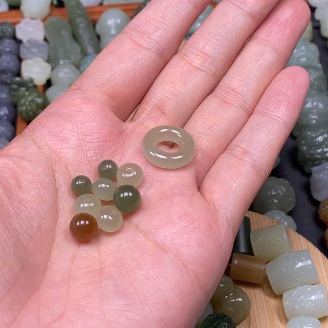 颜***夕和田玉未镶嵌颈饰