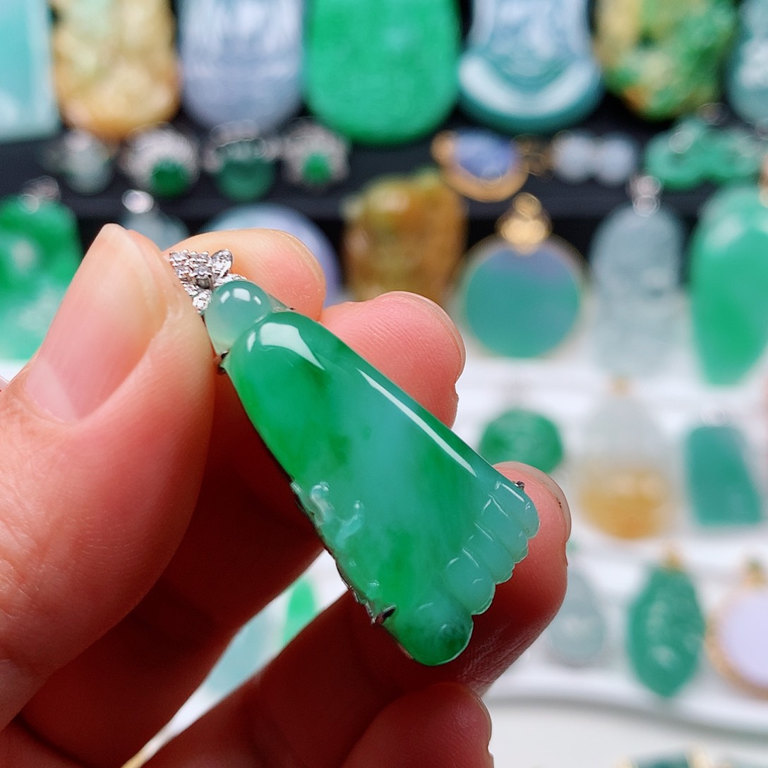 翡翠颈饰未镶嵌知足常乐