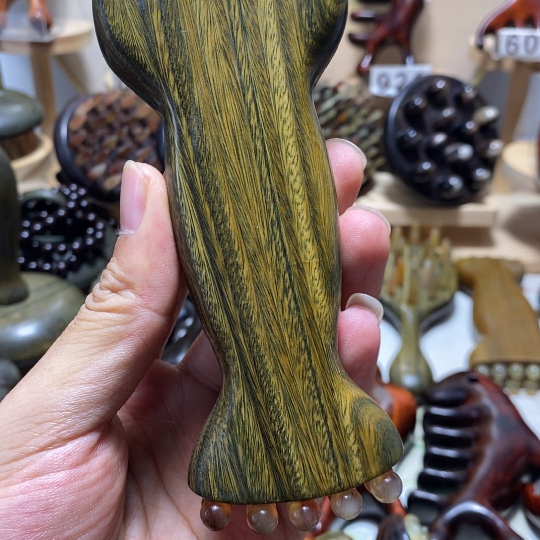 绿***山微瑕绿檀木羊角按摩梳