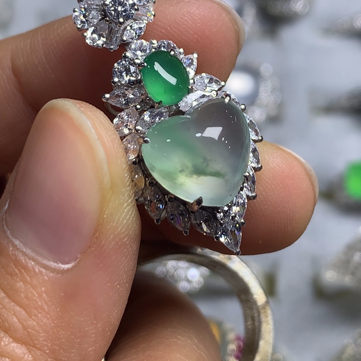 翡翠未镶嵌戒指铜托，卖裸石，需要二次镶嵌