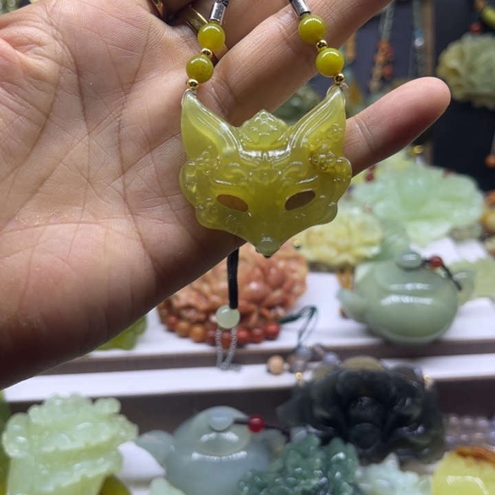 蛇纹石玉未镶嵌颈饰