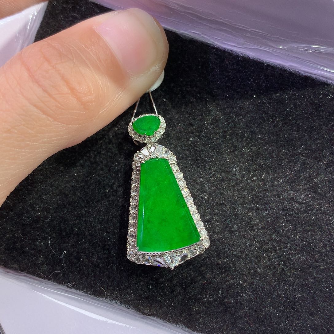 翡翠吊坠(赠链)18K金镶嵌