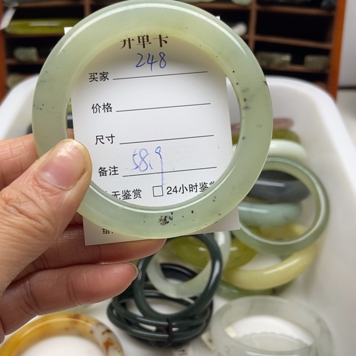 蛇纹石玉未镶嵌手镯