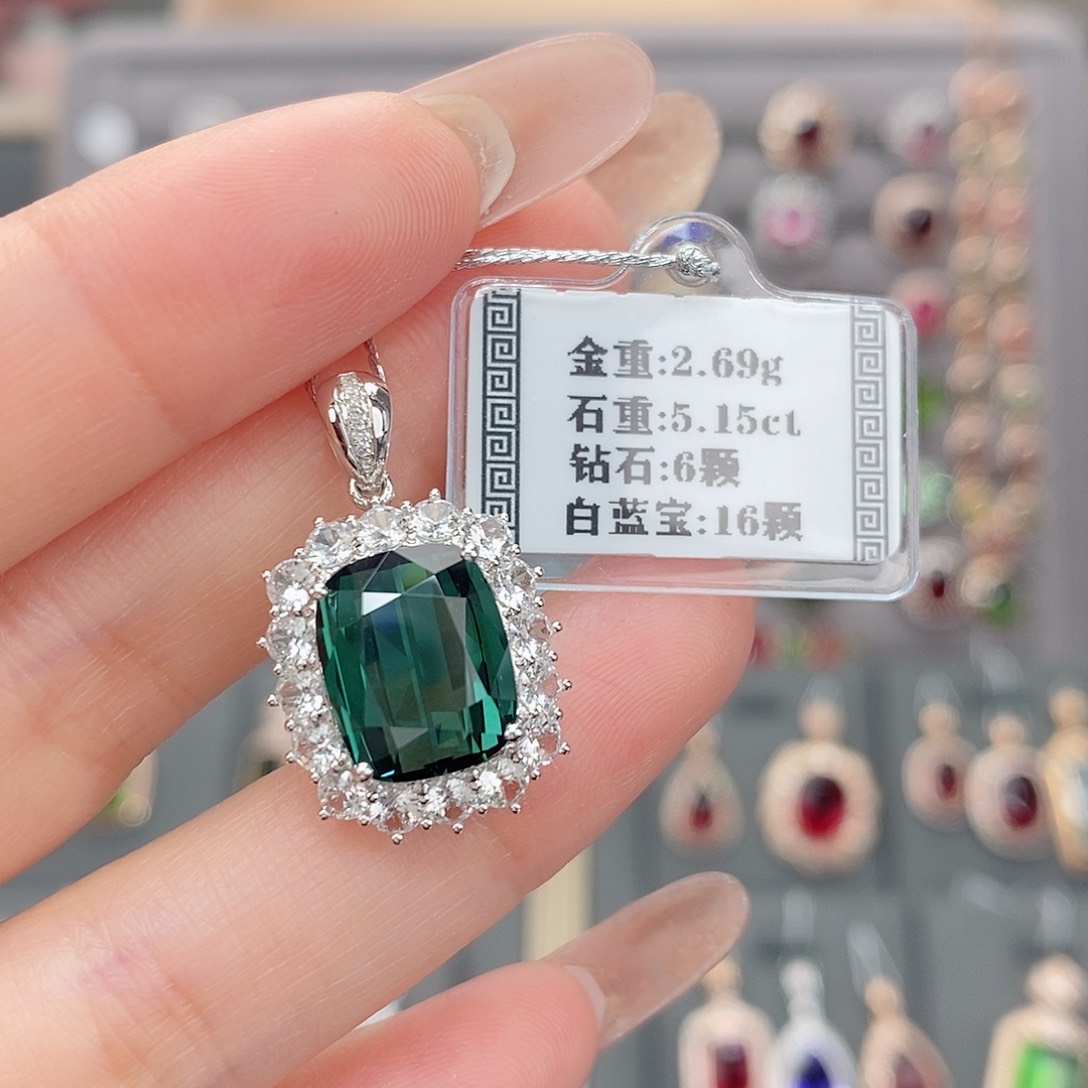 碧玺颈饰18K金镶嵌5.15配白蓝宝