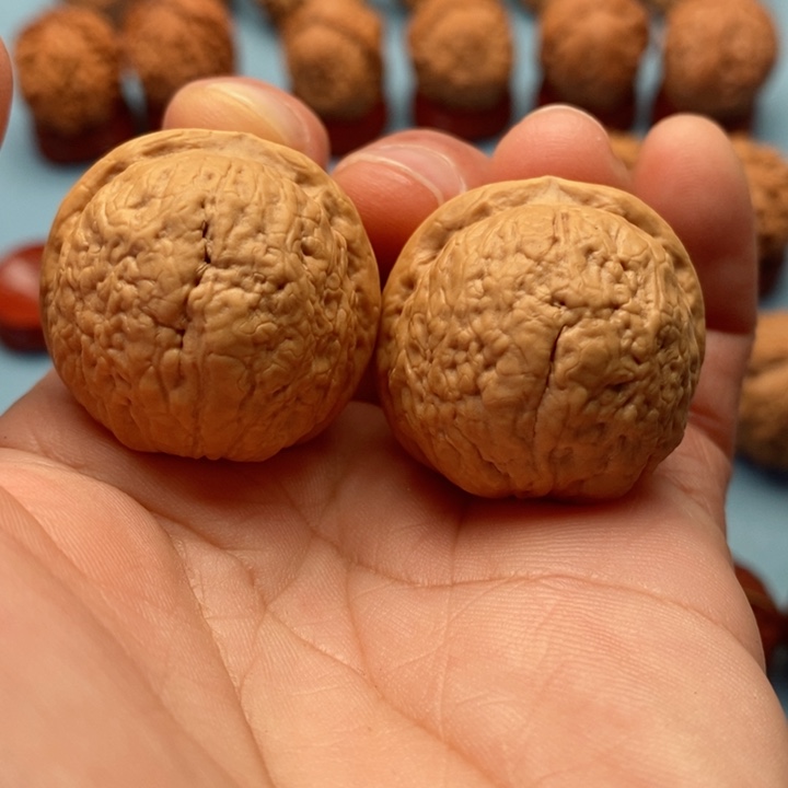 文玩核桃把件精品文玩手捻鱼籽纹元