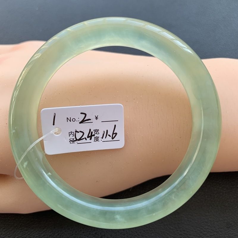 天然岫玉手镯绿冰手镯冰绿手环湖水绿镯子多样性发其一