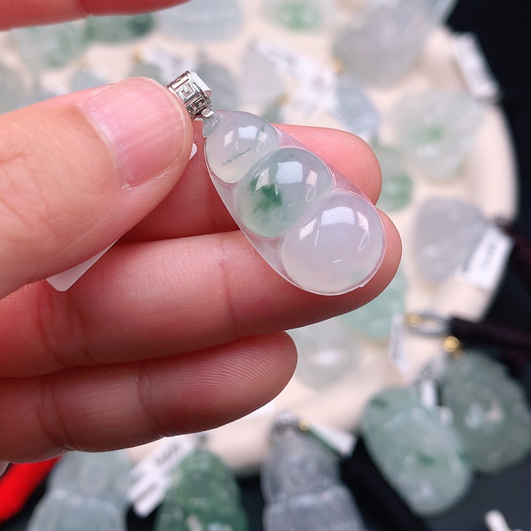 翡翠颈饰18K金镶嵌冰胶飘绿福豆