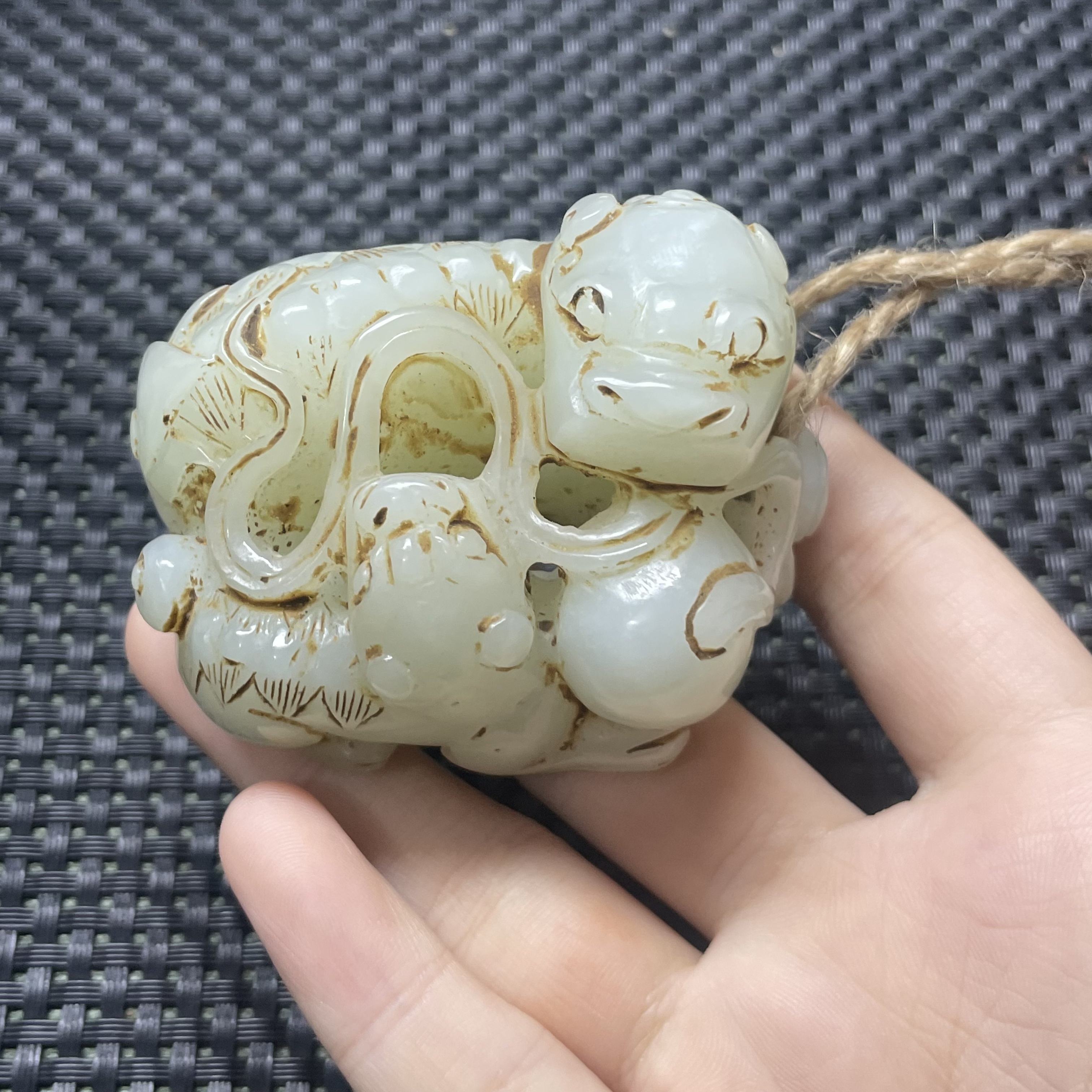 瑞兽子母狮子绣球 和田玉把件