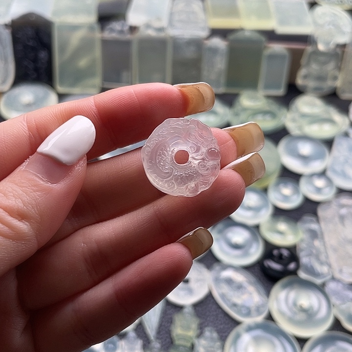 岫玉未镶嵌颈饰龙扣