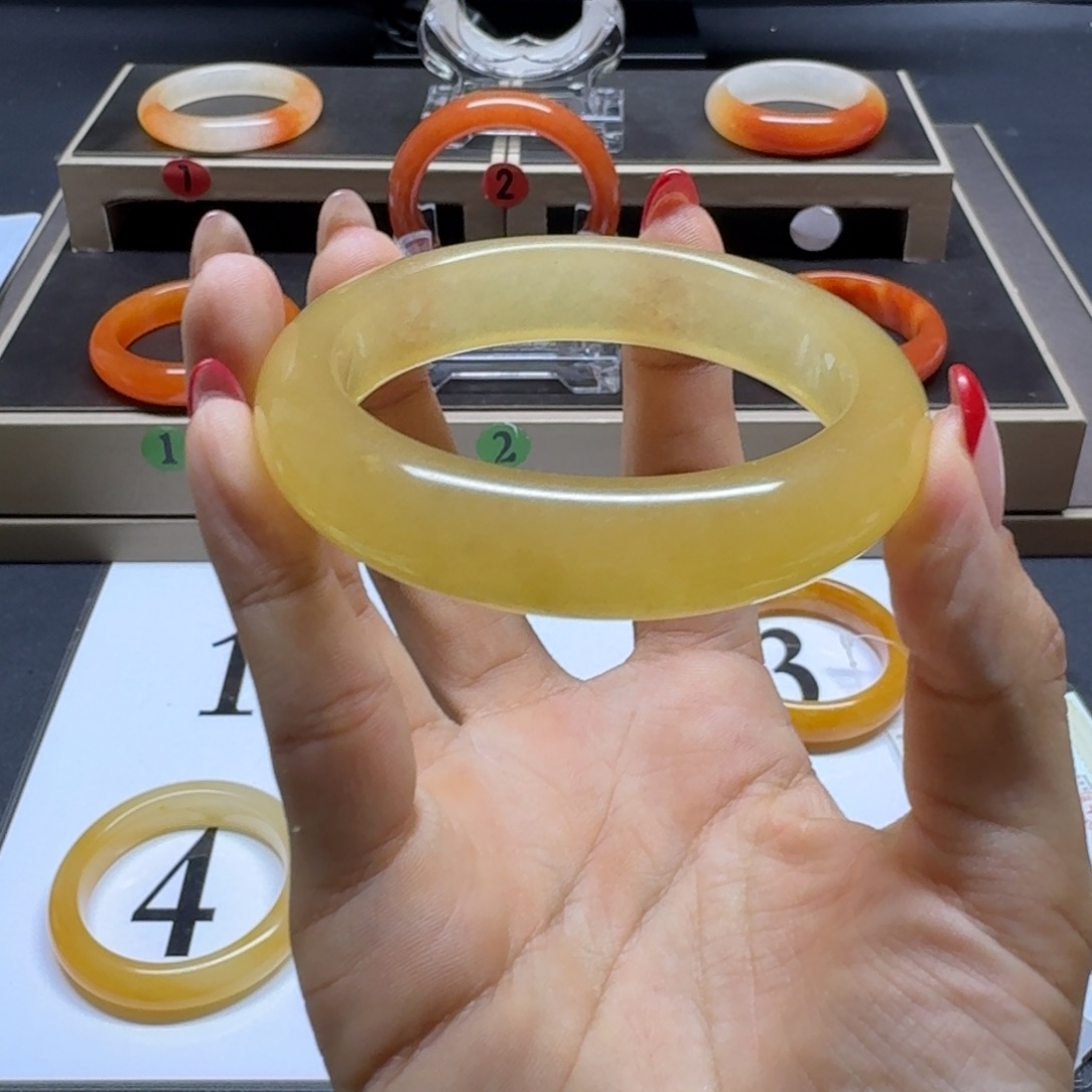 小****石英质玉（黄龙玉）未镶嵌手镯