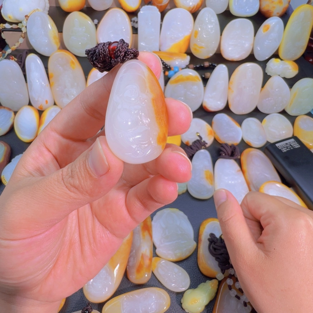 8****和田玉未镶嵌颈饰