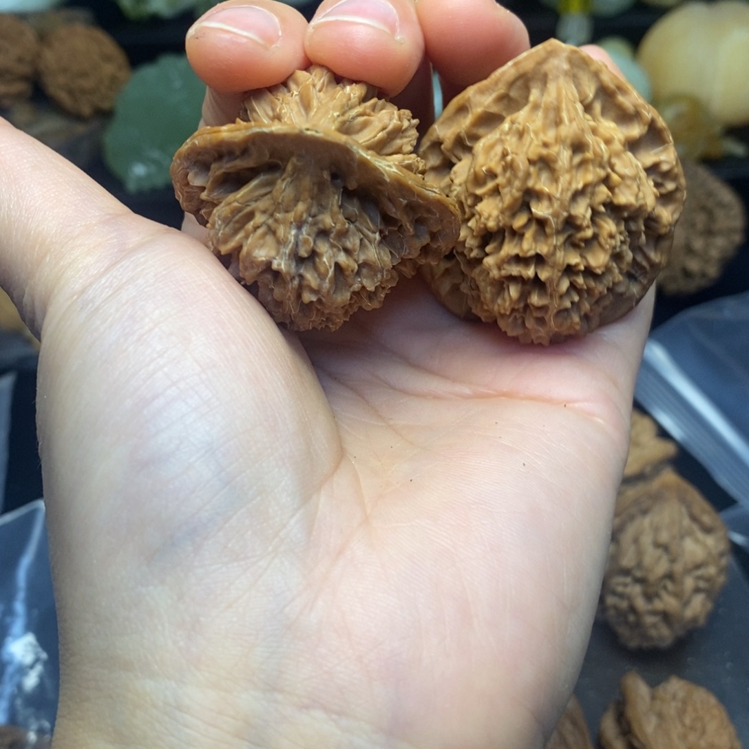 王***伟文玩核桃吊坠薄楞管帽40瑕疵