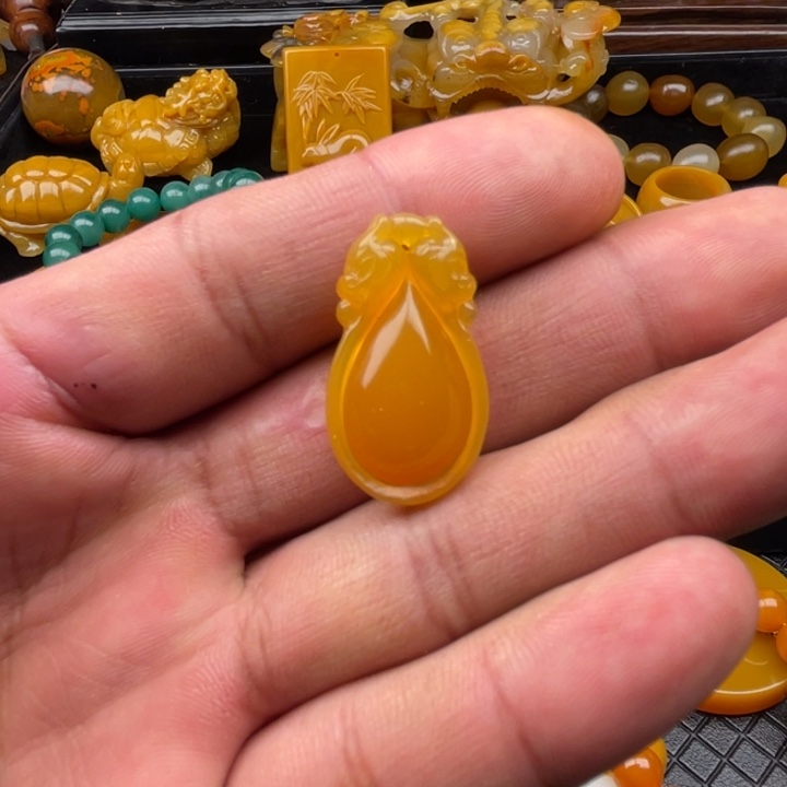 未镶嵌石英质玉（黄龙玉）颈饰