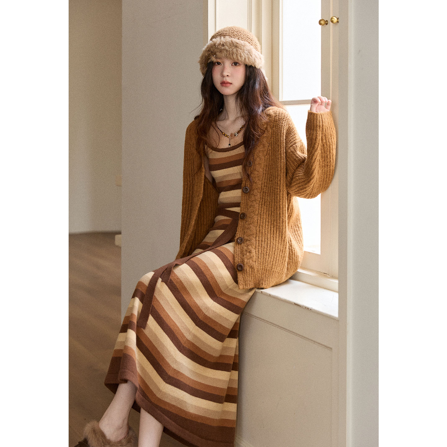 谜秀新橘咖色针织开衫+条纹连衣裙2025秋冬季法式一整套穿搭秋冬