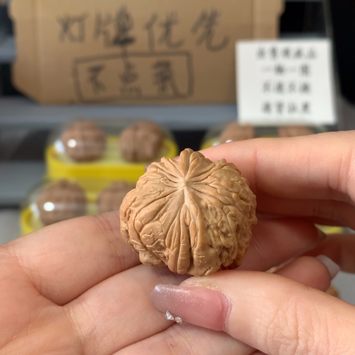闲***三吊坠文玩核桃异形单只，有瑕疵