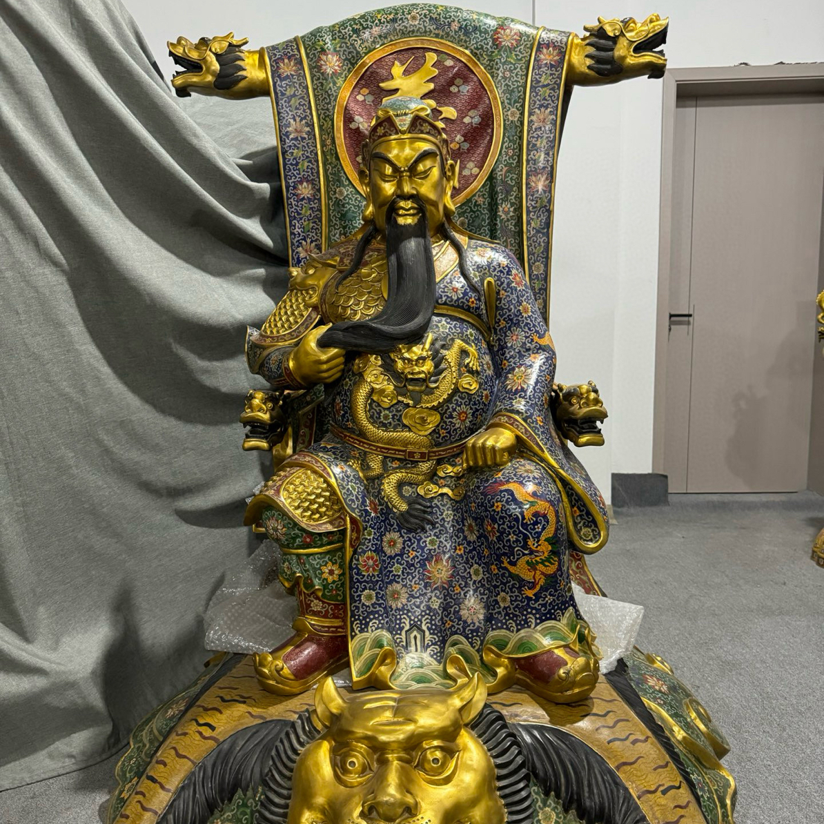 景泰蓝（忠义坐关公大号）长130厘米宽120厘米高160厘米重600斤左右