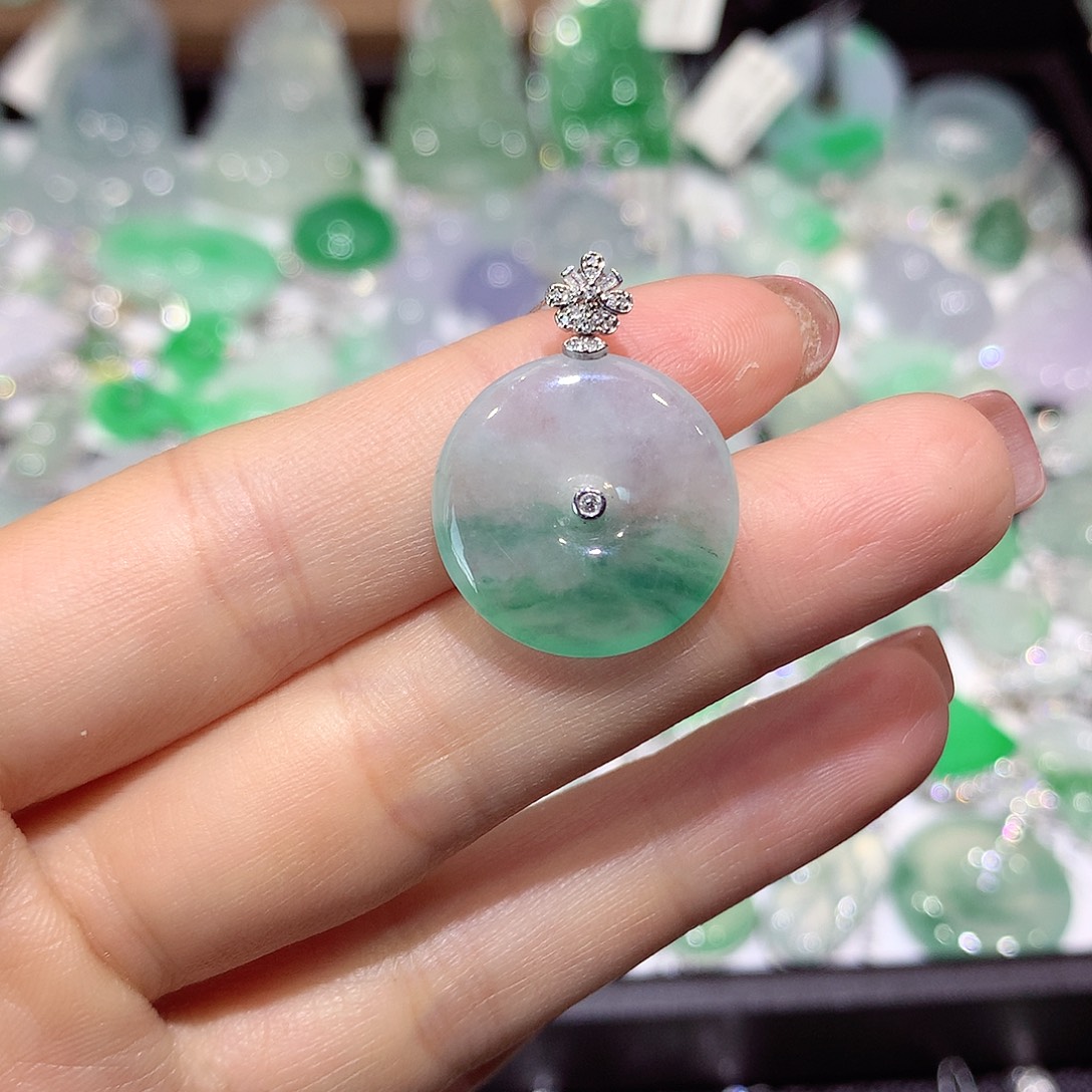 翡翠18K金镶嵌颈饰扣