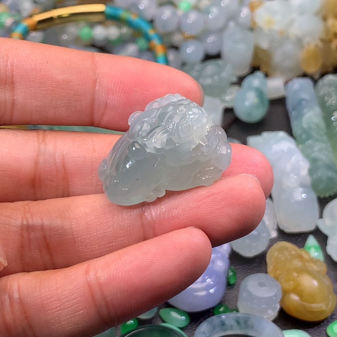 翡翠未镶嵌颈饰貔貅