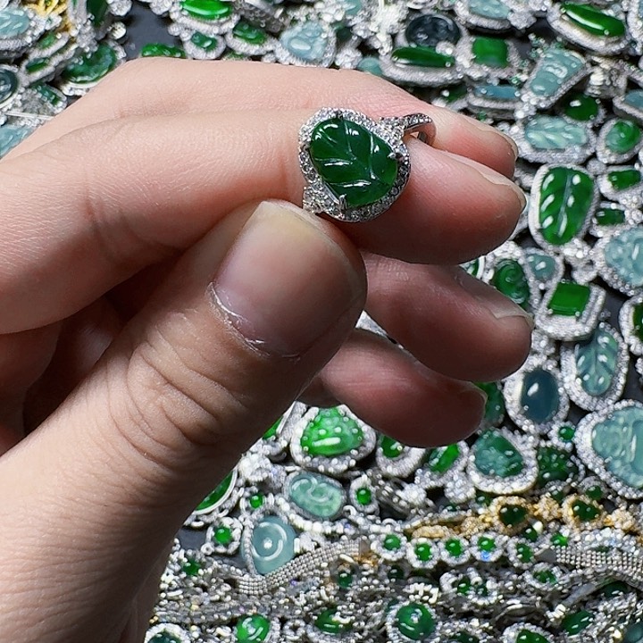 翡翠颈饰未镶嵌天然A货翡翠放漏