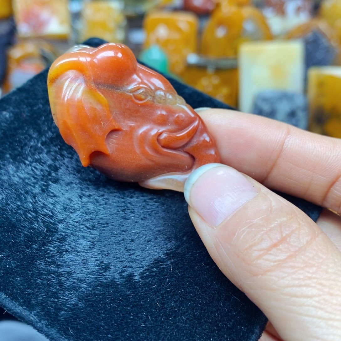 未镶嵌石英质玉（黄龙玉）颈饰