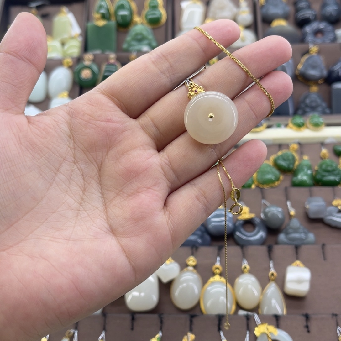 和田玉18K金镶嵌吊坠(赠链)