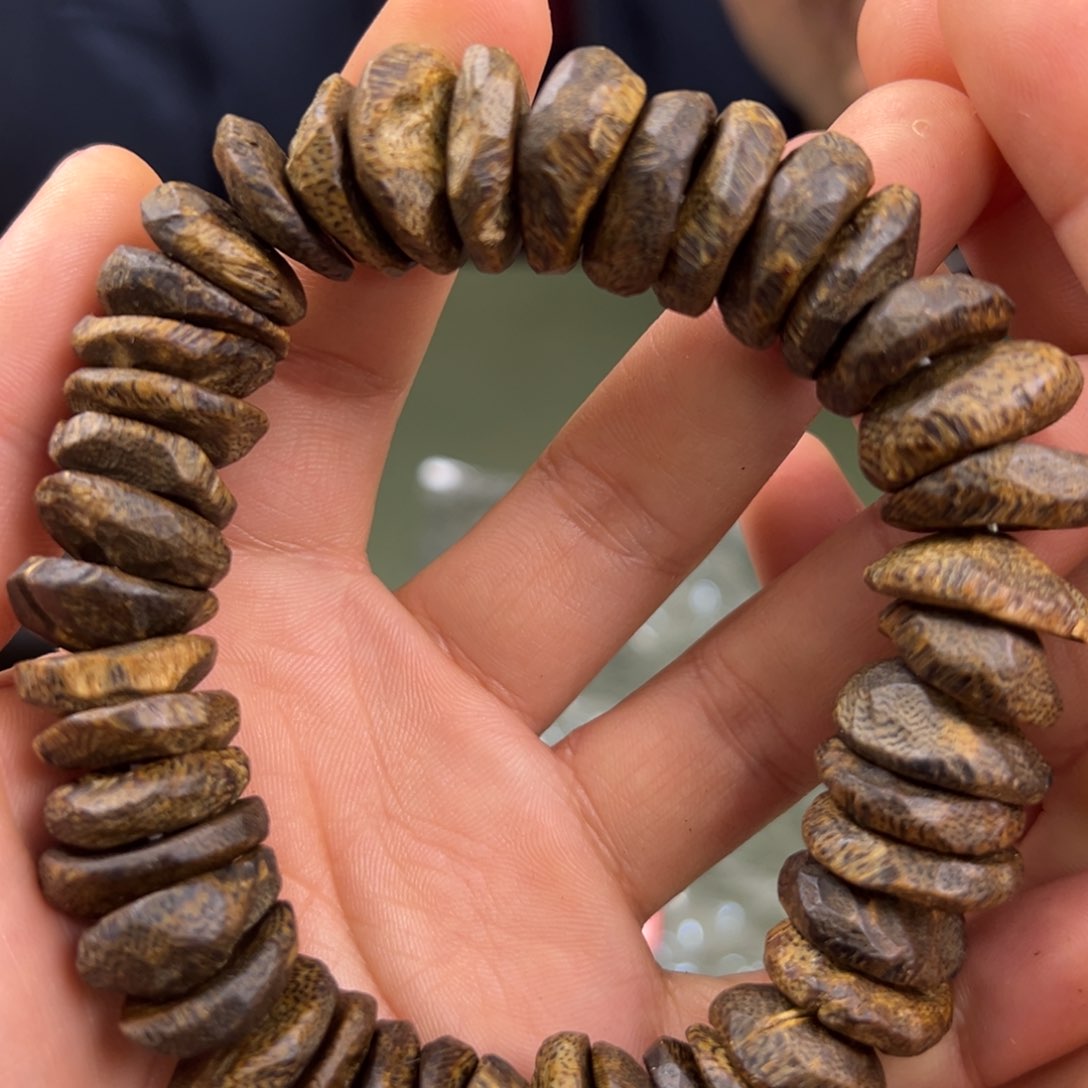 沉香手串透顶绿包壳单圈1.7/38g