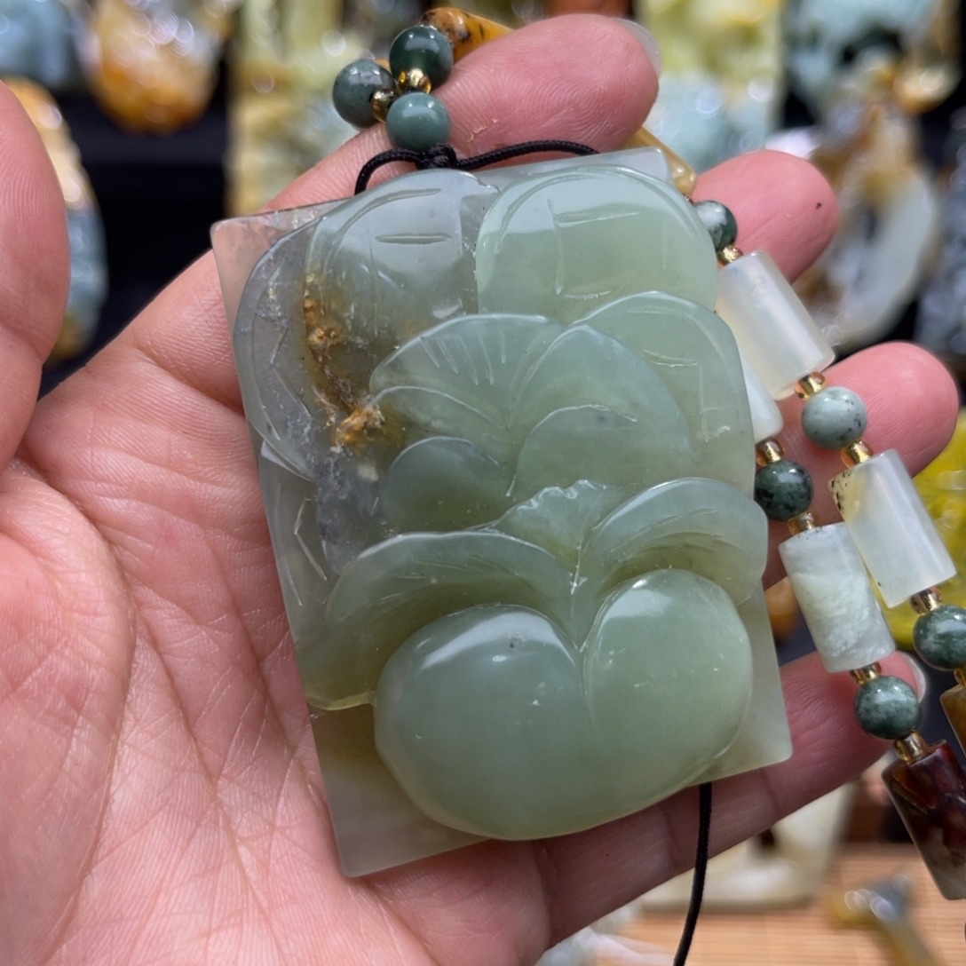 蛇纹石玉未镶嵌颈饰