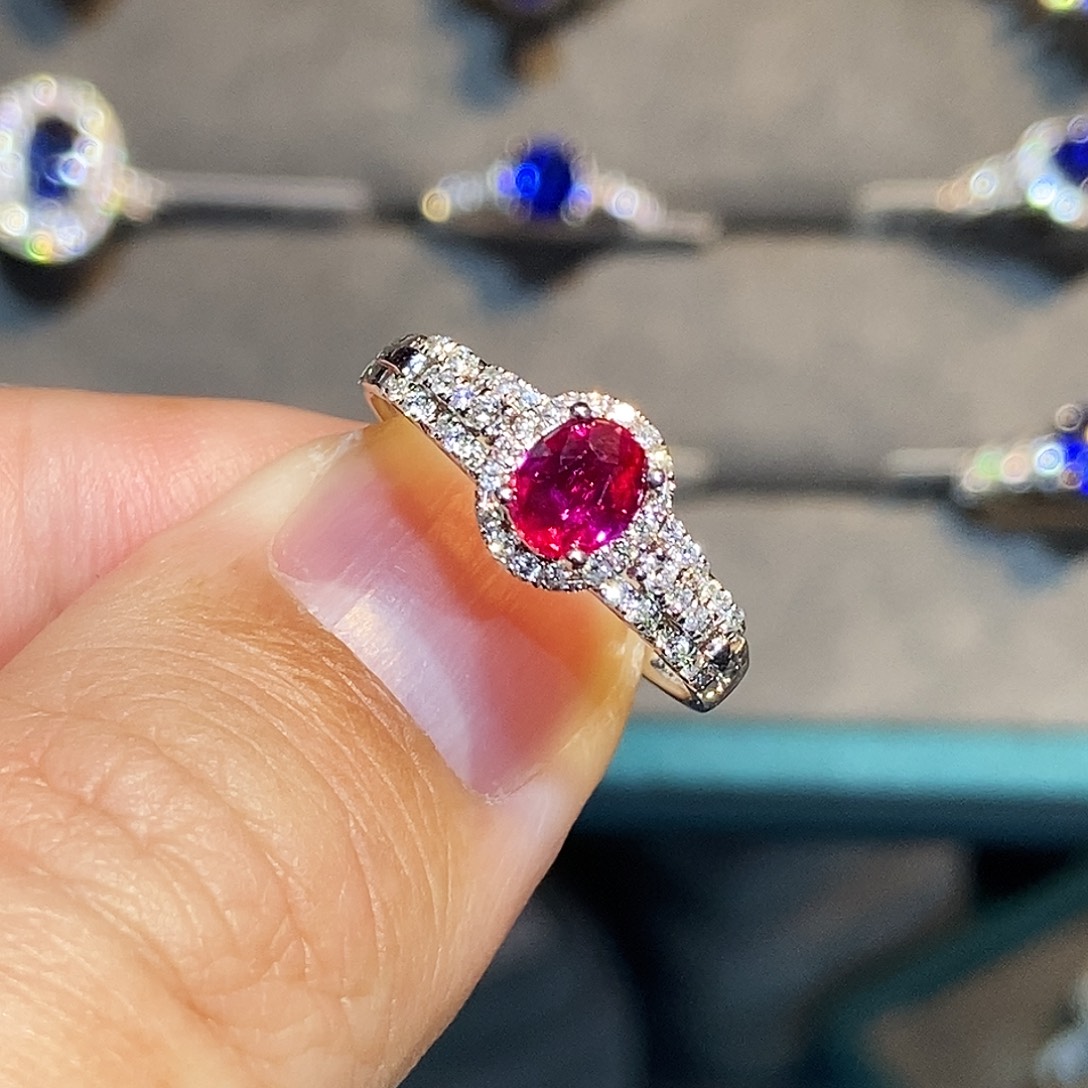 18K金镶嵌红宝石戒指0.6克拉