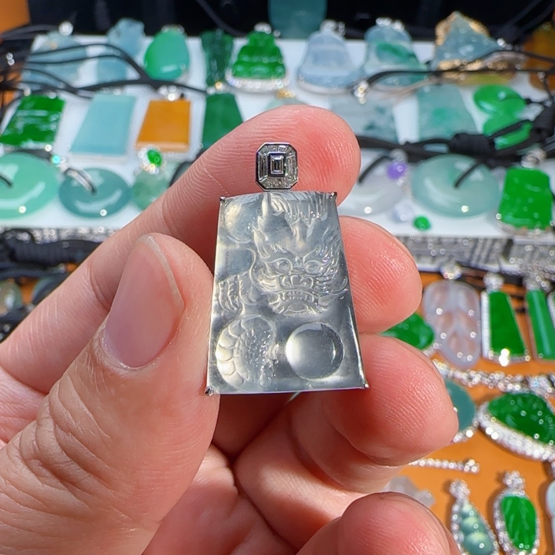 翡翠18K金镶嵌颈饰玻璃种小龙牌