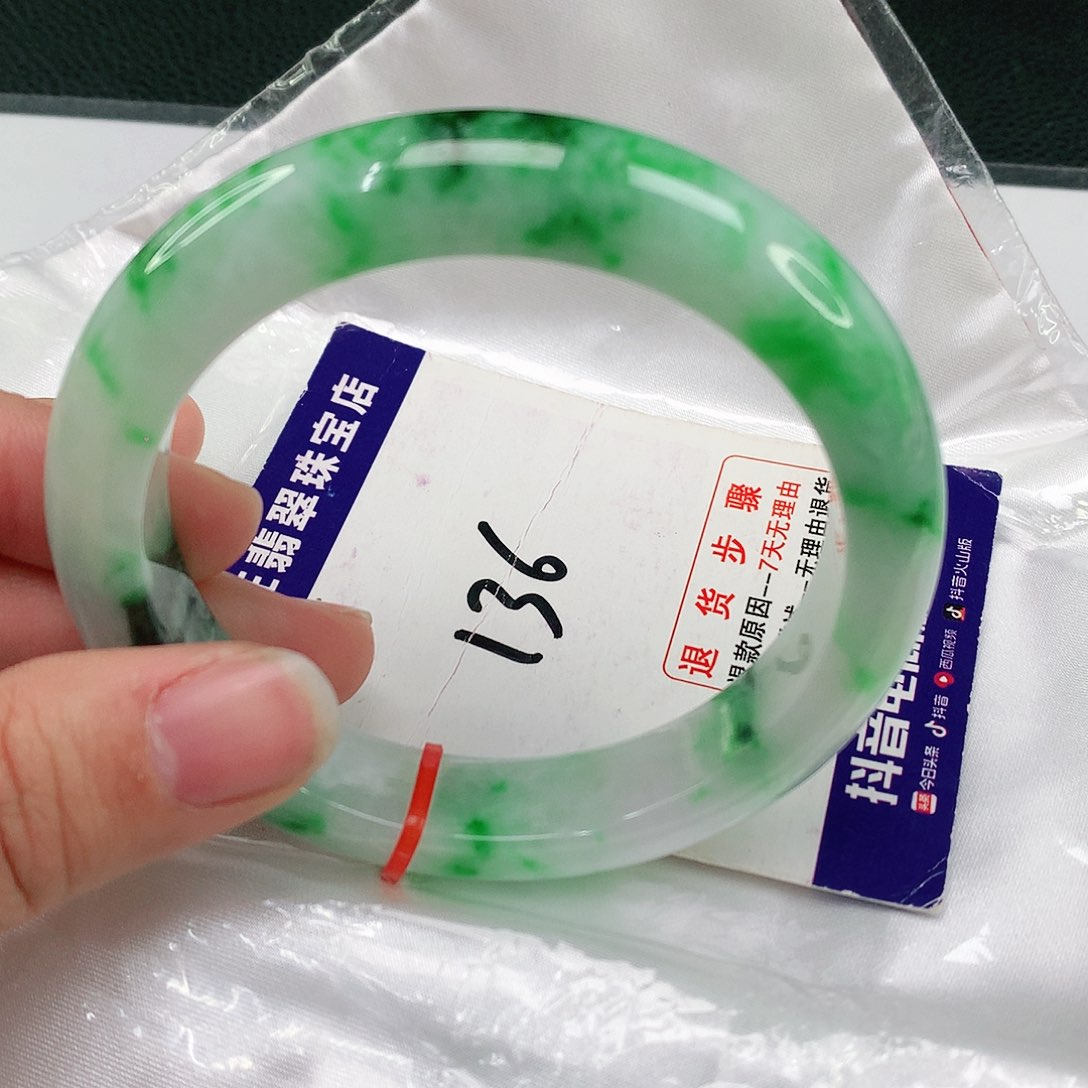 翡翠手镯未镶嵌翡翠