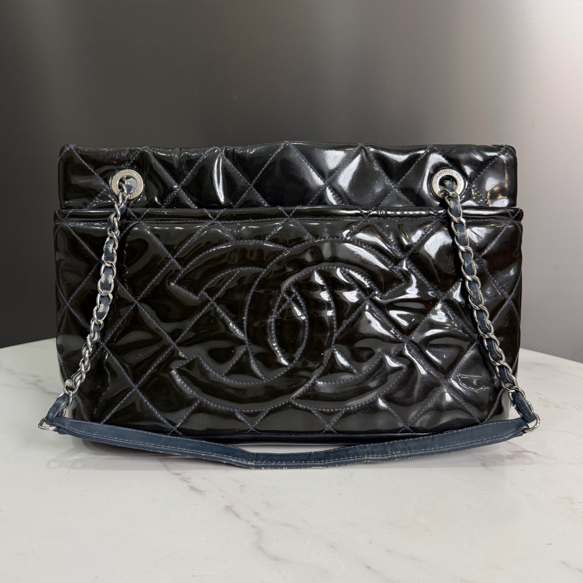 95新 Chanel/香奈儿 17开 漆皮深海军蓝托特包，尺寸31.5×20cm，