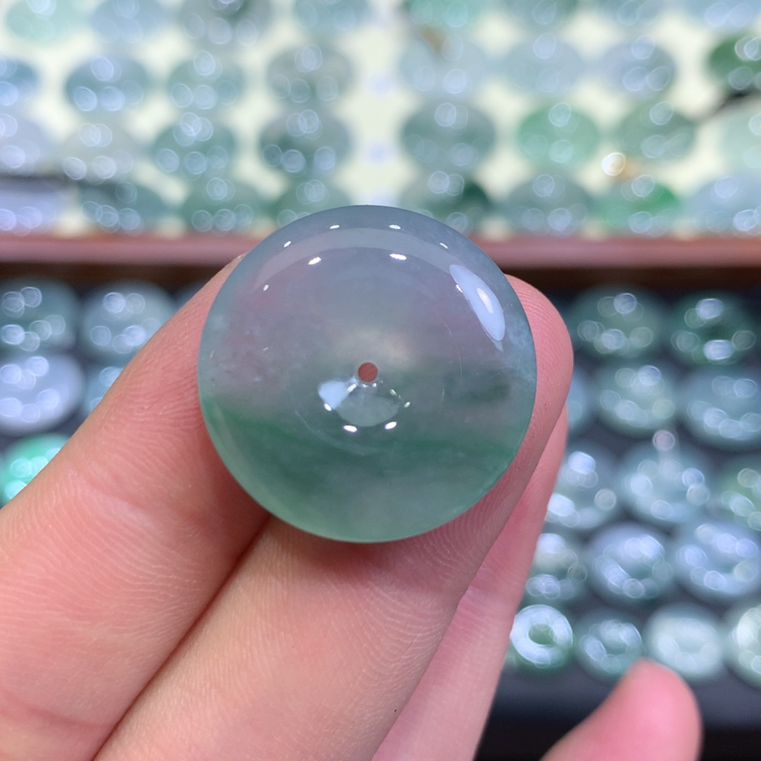 翡翠颈饰未镶嵌平安扣