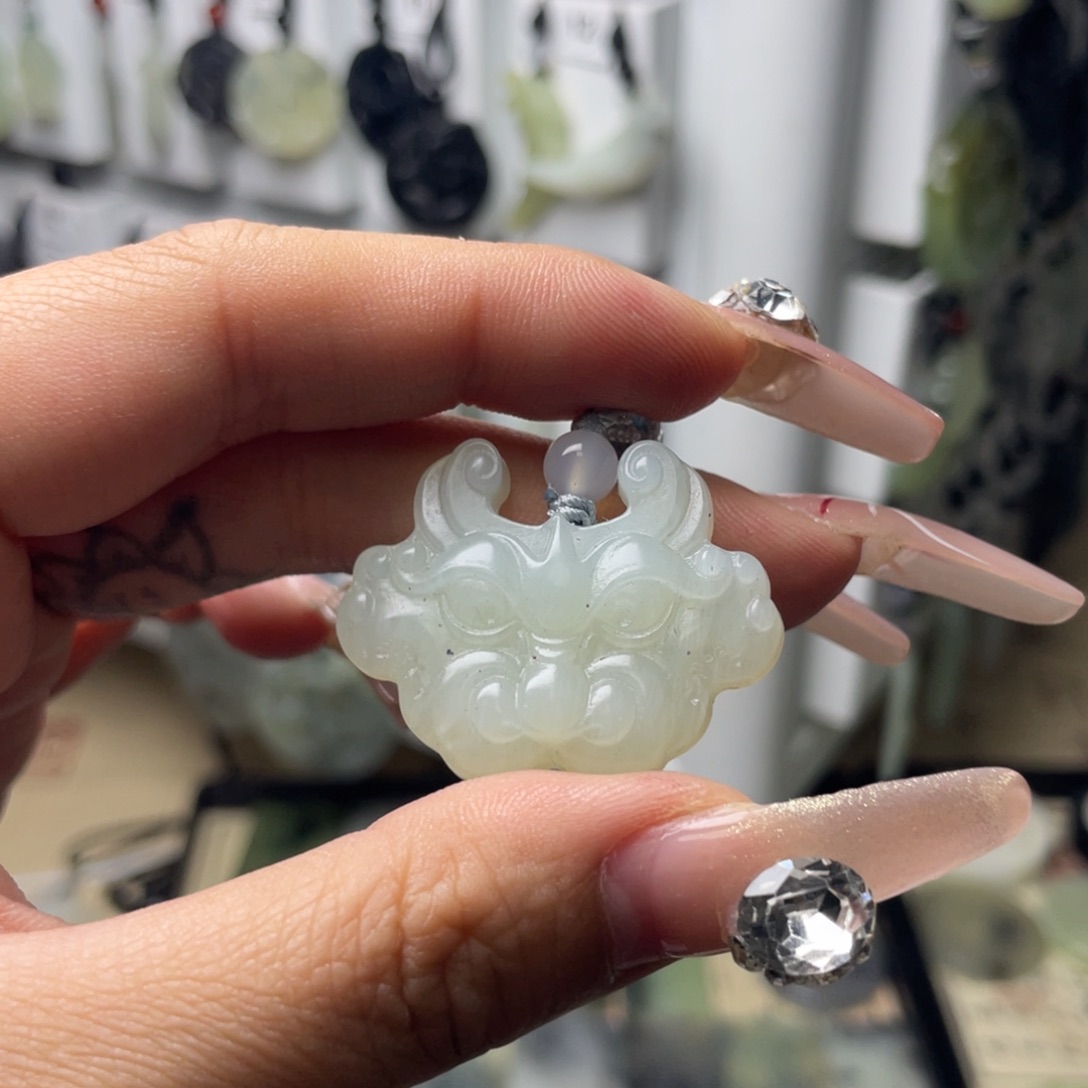 岫玉颈饰未镶嵌兽面