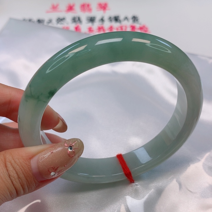 翡翠手镯未镶嵌芸**生60圈