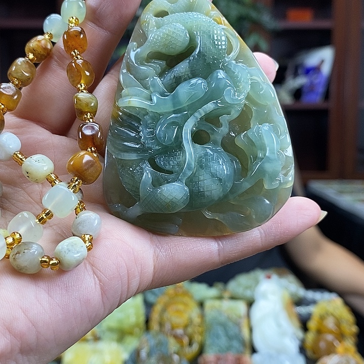 蛇纹石玉未镶嵌颈饰