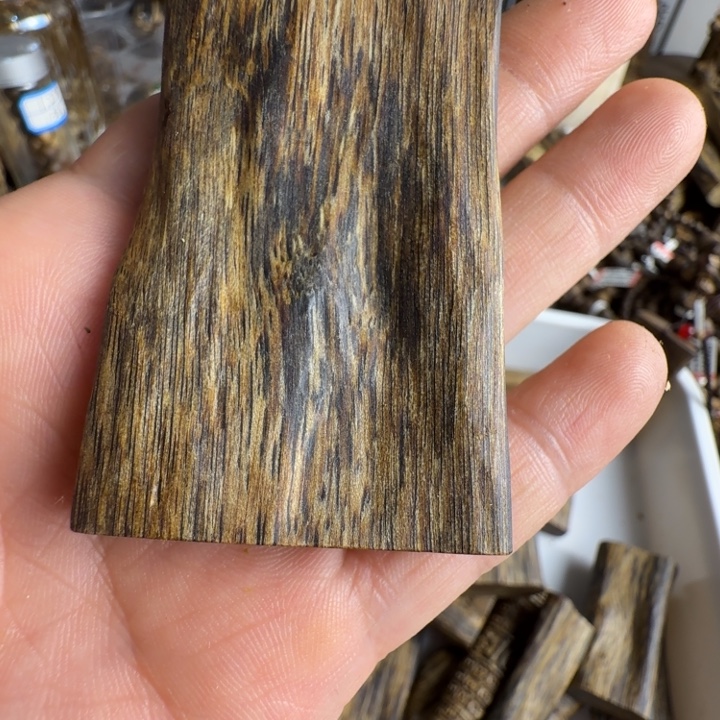 剑***隐沉香碎屑沉香奇楠沉香雕刻定制款17.4克重一个