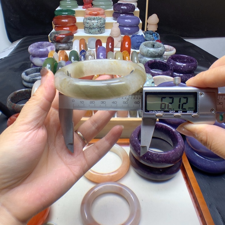 未镶嵌手镯石英质玉