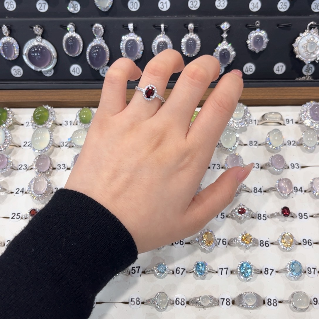 用***5石榴石银S925镶嵌戒指