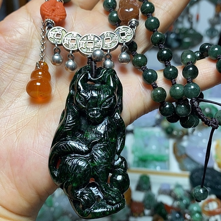 翡翠未镶嵌吊坠(赠链)