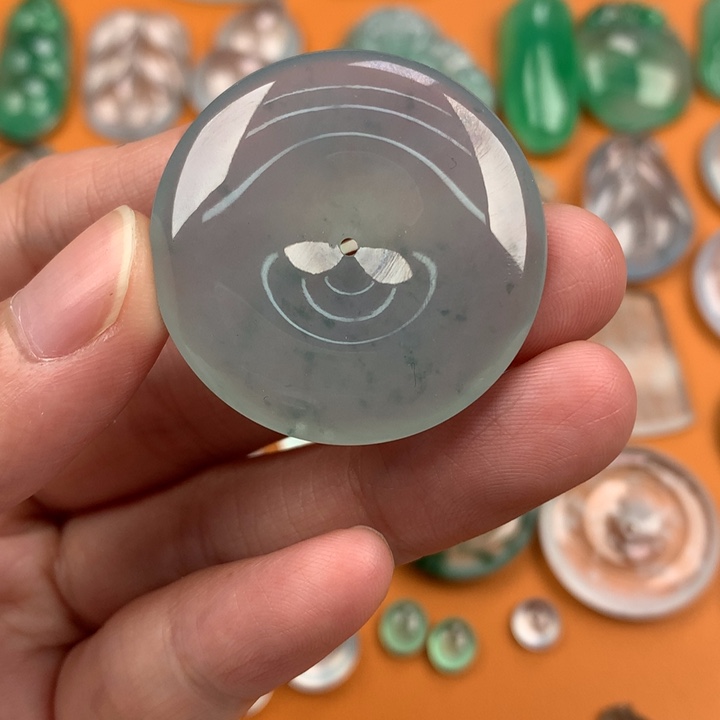 翡翠挂件未镶嵌….